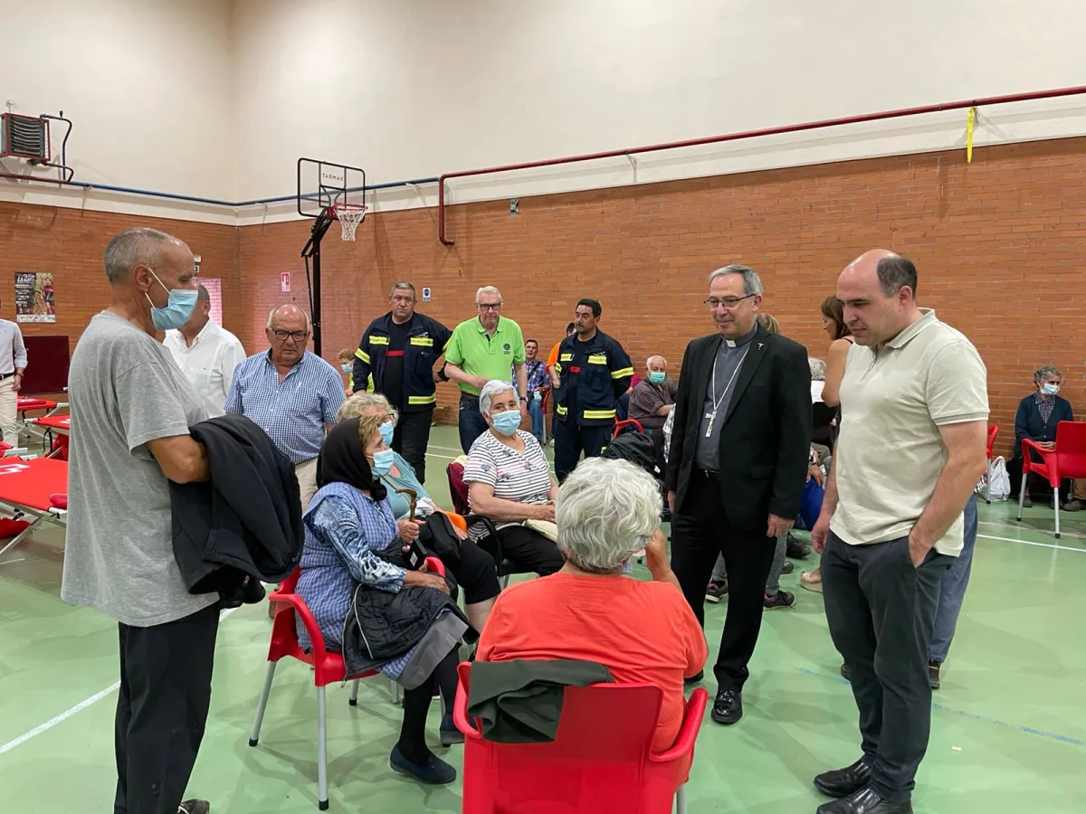 El obispo visita a los evacuados de la Sierra de la Culebra