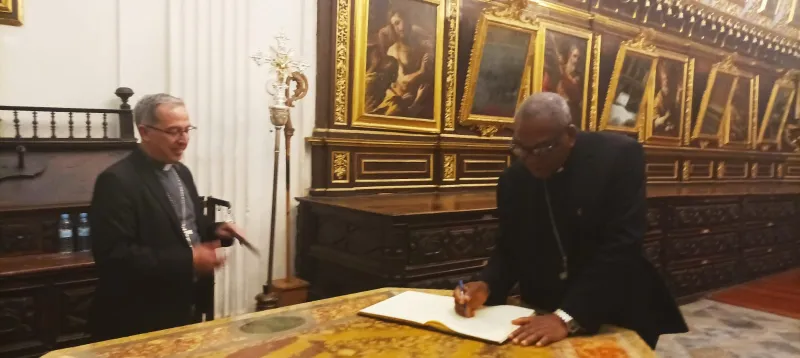 Mons.Onaiyekan, candidato al Nobel de la Paz, visita la Diócesis