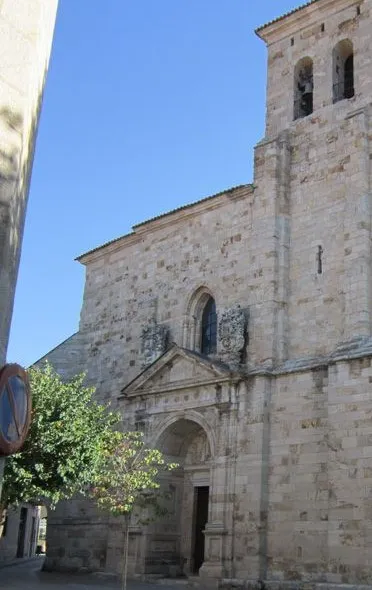 Patrimonio autoriza la retirada de escudos y limpieza de la fachada de San Ildefonso