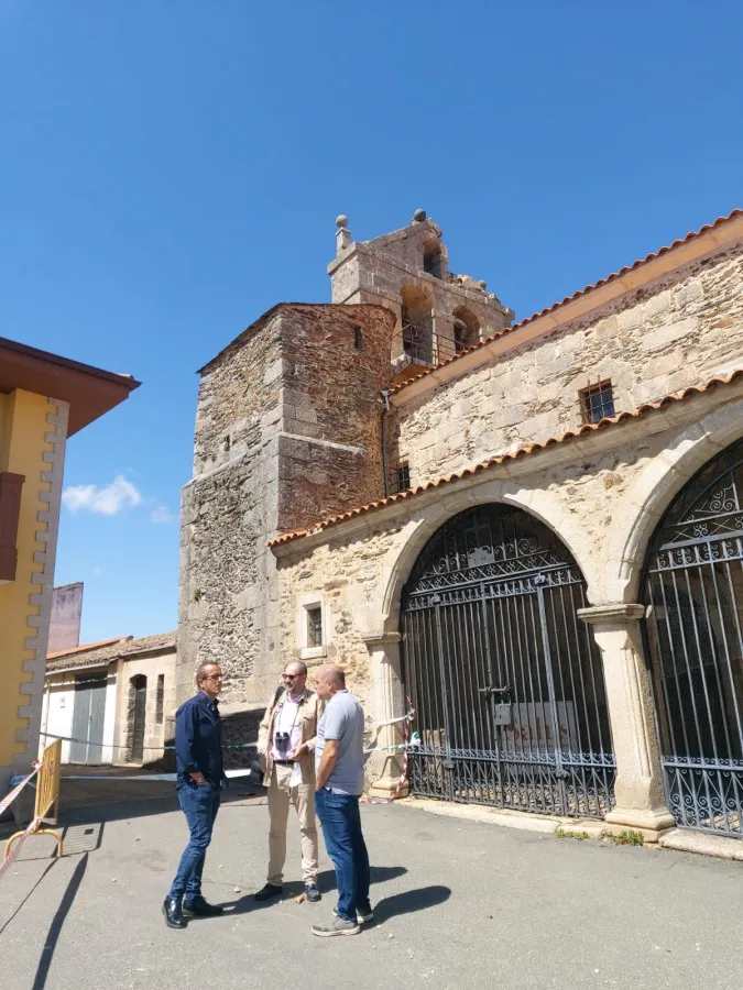 Un rayo derrumba parte de la espadaña de la iglesia parroquial de Alcañices